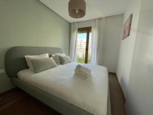 Un dormitorio con una cama con una maleta encima. en Charmant studio avec vue sur mer, en Rabat