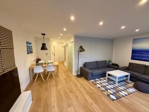 a living room with a couch and a table at TelmiHome Brüggen, moderne Ferienwohnung mit Sonnenterrasse & Glasfaser-WLAN in Brüggen