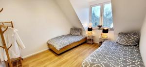 a bedroom with two beds and a window at Flair bei Speyer in Dudenhofen