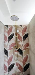 a bathroom with a wall with a floral wallpaper at Flair bei Speyer in Dudenhofen