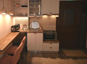 Kuchyň nebo kuchyňský kout v ubytování GOURA House