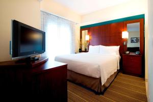 TV a/nebo společenská místnost v ubytování Residence Inn by Marriott Toronto Vaughan