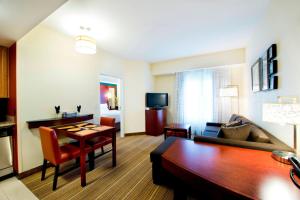 TV a/nebo společenská místnost v ubytování Residence Inn by Marriott Toronto Vaughan