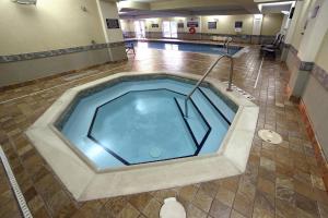 Bazén v ubytování Residence Inn by Marriott Toronto Vaughan nebo v jeho okolí