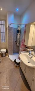 un bagno con lavandino, wc e doccia di Expò Suite a Genova
