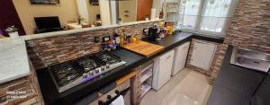una cucina con fornelli e piano di lavoro di Expò Suite a Genova