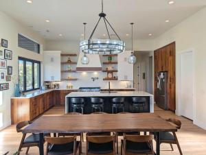 Η κουζίνα ή μικρή κουζίνα στο Modern Red Cliff Home with Private Pool