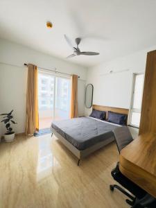 Ένα ή περισσότερα κρεβάτια σε δωμάτιο στο Eagles Nest Beautiful 2 BHK AC flat Baner Pune