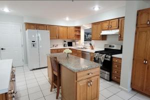 Η κουζίνα ή μικρή κουζίνα στο Tranquil Gardens Cape May Private Beach Steps Away +22 φωτογραφίες