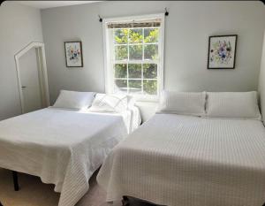 Ένα ή περισσότερα κρεβάτια σε δωμάτιο στο Tranquil Gardens Cape May Private Beach Steps Away