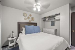 En eller flere senge i et værelse på Serene Flagstaff home with tranquil Mountain Views