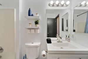 Et badeværelse på Serene Flagstaff home with tranquil Mountain Views + 20 billeder