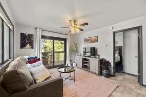 Et tv og/eller underholdning på Serene Flagstaff home with tranquil Mountain Views