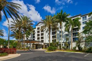 Un edificio con palmeras frente a una calle. en Courtyard by Marriott Fort Lauderdale Weston, en Weston