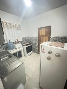 eine Küche mit Kühlschrank und Spüle in der Unterkunft Casa no coração de Maricá in Maricá