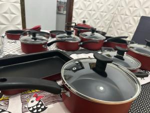 Töpfe und Pfannen auf dem Tisch in der Unterkunft Casa no coração de Maricá in Maricá + 31 Fotos