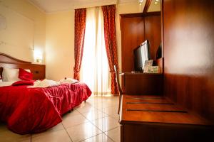 Postel nebo postele na pokoji v ubytování Hotel Mirage + 37 fotografií