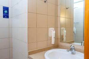 Bilik mandi di Flag Hotel Barcelos