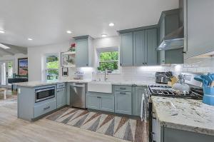 Una cocina grande con gabinetes y electrodomésticos azules. en Heated Pool Relaxing Casa da Vida 4 BR 3BA Pet Friendly, en Bryan