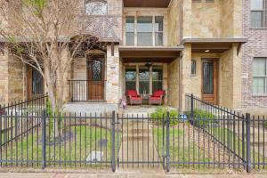 Fotografie z fotogalerie ubytování Northgate Nest Townhome 2 BR 2.5 BA Office Walk to TAMU v destinaci Bryan