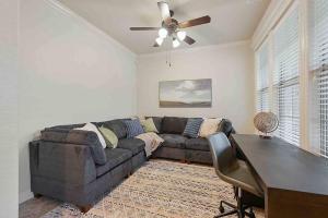 Fotografie z fotogalerie ubytování Northgate Nest Townhome 2 BR 2.5 BA Office Walk to TAMU v destinaci Bryan