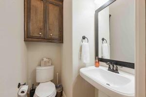 Fotografie z fotogalerie ubytování Northgate Nest Townhome 2 BR 2.5 BA Office Walk to TAMU v destinaci Bryan