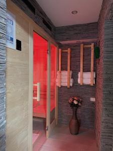 サチェレにあるMitu house- The Place of Loveの部屋に花瓶が置かれたバスルーム