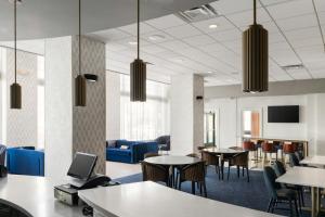 Χώρος καθιστικού στο Courtyard by Marriott St. Petersburg Downtown