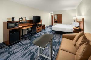 TV a/nebo společenská místnost v ubytování Fairfield Inn & Suites Portland South/Lake Oswego