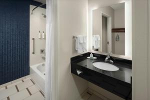 Koupelna v ubytování Fairfield Inn & Suites Portland South/Lake Oswego