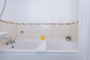 Koupelna v ubytování Saint Helens Spacious 3BR Olive Suite Sleeps 7