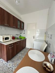 Kuchyň nebo kuchyňský kout v ubytování Életfa Pihenő Apartman