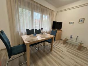 TV a/nebo společenská místnost v ubytování Életfa Pihenő Apartman
