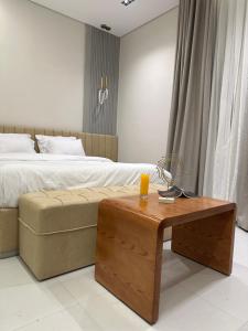 เตียงในห้องที่ Elite Hotel