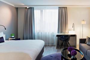 Letto o letti in una camera di Renaissance Vienna Schönbrunn Hotel
