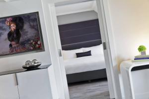 Letto o letti in una camera di Renaissance Vienna Schönbrunn Hotel