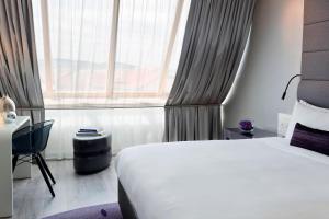 Letto o letti in una camera di Renaissance Vienna Schönbrunn Hotel