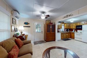 ein Wohnzimmer mit Couch und Küche in der Unterkunft Sunshine Cottage in Santa Rosa Beach + 18 Fotos