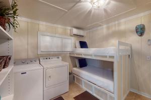 eine kleine Waschküche mit Waschmaschine und Trockner in der Unterkunft Sunshine Cottage in Santa Rosa Beach
