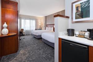 Postel nebo postele na pokoji v ubytování Courtyard by Marriott Oklahoma City Downtown