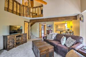 Χώρος καθιστικού στο Wooded Retreat with Deck 4 Mi to Downtown Flagstaff