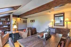 Χώρος καθιστικού στο Wooded Retreat with Deck 4 Mi to Downtown Flagstaff +16 φωτογραφίες