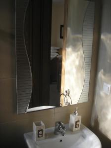 bagno con lavandino e specchio di Villa Votistis a Kariá