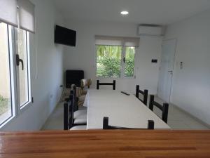 a conference room with a long table and chairs at Departamentos Capernaum in Santa Rosa