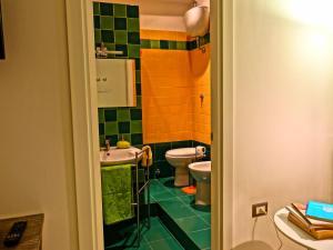 een badkamer met een wastafel en een toilet bij B&B Liberty in Santa Maria Capua Vetere