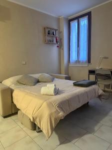 a large bed in a room with a window at Nocciolino Home in Suzzara