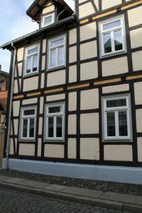 ein Gebäude in Weiß und Schwarz in der Unterkunft Apartments Altstadtoase in Wernigerode