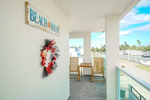 Balkón nebo terasa v ubytování Spacious and Modern Beach House With Pool