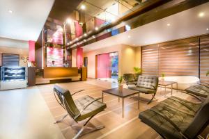Ruang duduk di Regency Sameera Vellore by GRT Hotels