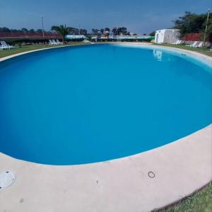 an empty swimming pool with a blue top at Duplex con piscina en Asia in Asia